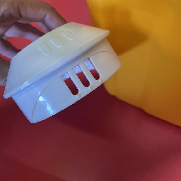 Vintage Rubbermaid Slim Yellow Pitcher 2 1/2 Qt. #0941 with White Lid - Picture 4 of 6